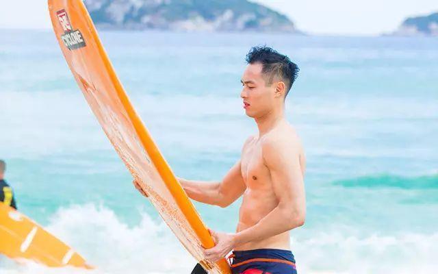 男生眼神时不时落在一个女生身上，有时又害羞不敢看她，为什么？游戏画面